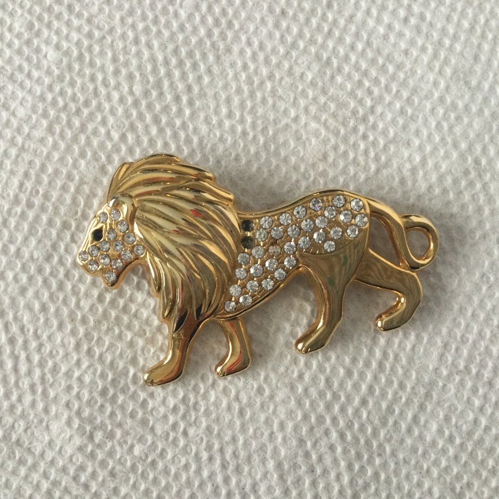 Gold tone lion brooch pin pendent missing two "stones" sell as is